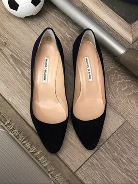 Manolo Blahnik Black Suede Pointed Toe Pumps